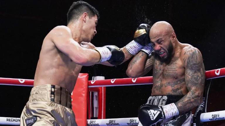 Dmitrii Bivol defiende con éxito su corona.