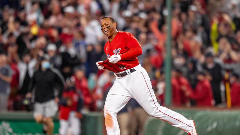 Rafael Devers conectó un imparable de oro para los Medias Rojas.