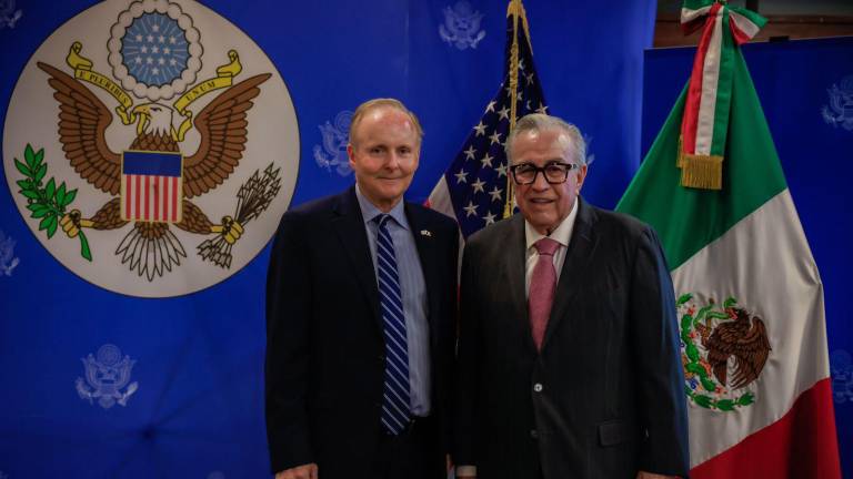 El Gobernador de Sinaloa Rubén Rocha Moya con el Cónsul de Estados Unidos en Hermosillo, Tim Stater.