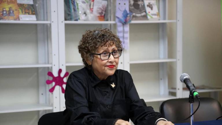 La maestra Milkrey Fernández dicta conferencia sobre literatura venezolana