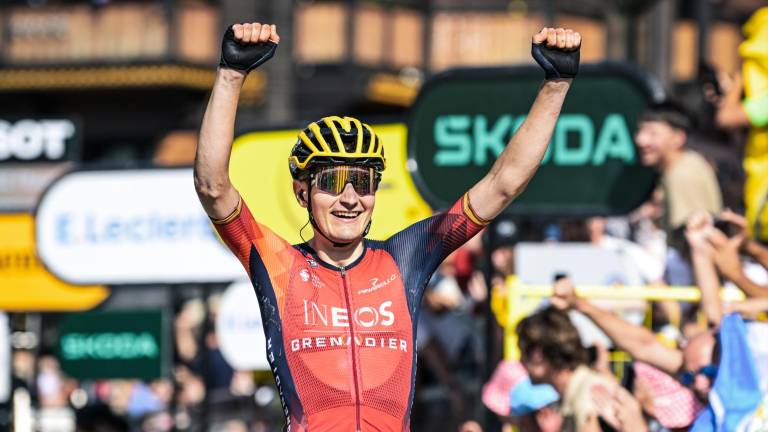 El español Carlos Rodríguez celebra su victoria en la etapa 14 del Tour de Francia 2023.