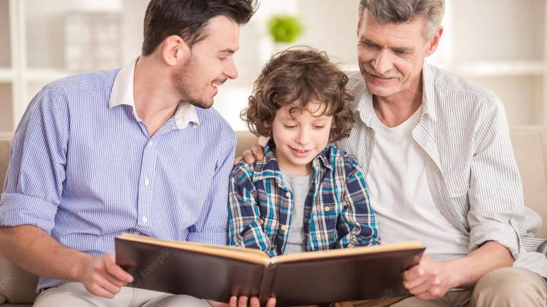 Familia leyendo.
