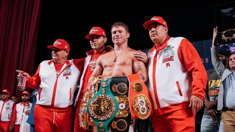 Eddy Reynoso (der.) ha estado al lado de Canelo desde hace 18 años.
