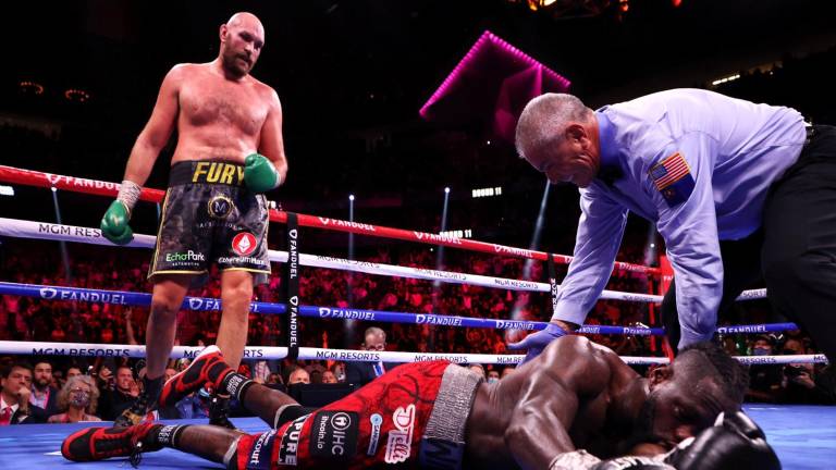Tyson Fury noquea a Deontay Wilder.