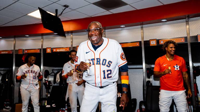 Dusty Baker, en plena celebración tras alcanzar las 2 mil victorias en las mayores.