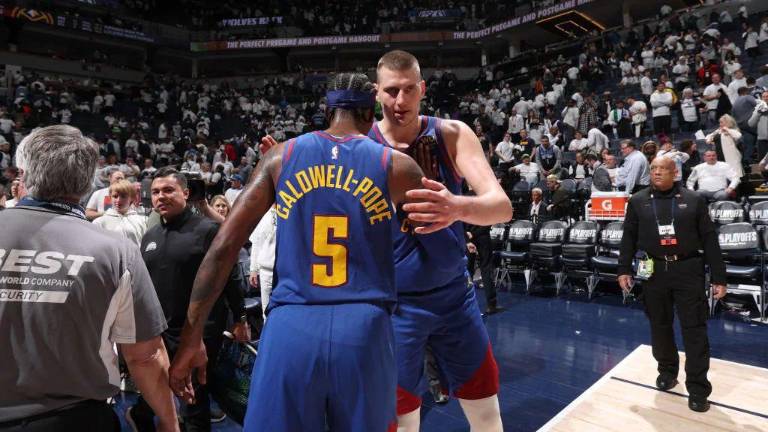 Kentavious Caldwell y Nikola Jokic se saludan tras el triunfo de los Nuggets sobre los Suns.