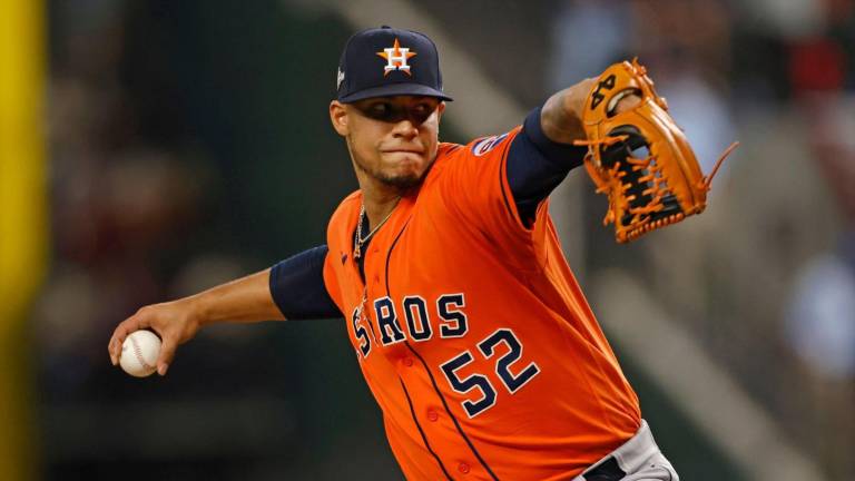 El relevista Bryan Abreu fue sancionado dos juegos tras propinar un bolazo a Adolis García, en el Juego 5 de la SCLA del pasado viernes.