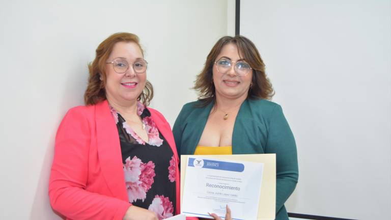 Martha Olivia Félix Bórquez, directora de la Casa de la Cultura Jurídica de la Suprema Corte de Justicia entrega reconocimiento a Celina Judith López Valdez.