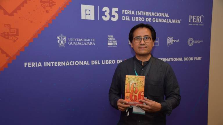 El escritor Enrique Escalona con su novela ‘1666’.