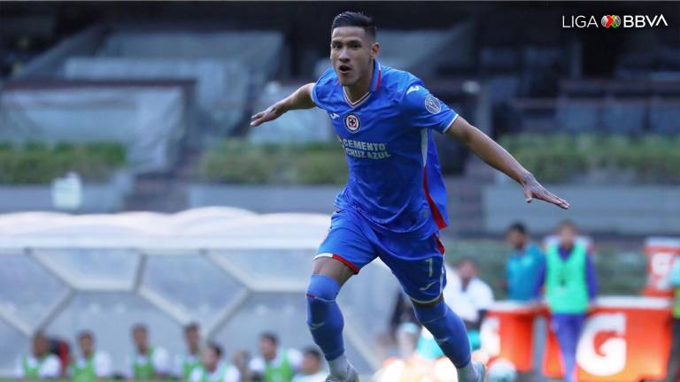 Uriel Antuna festeja el gol celeste.