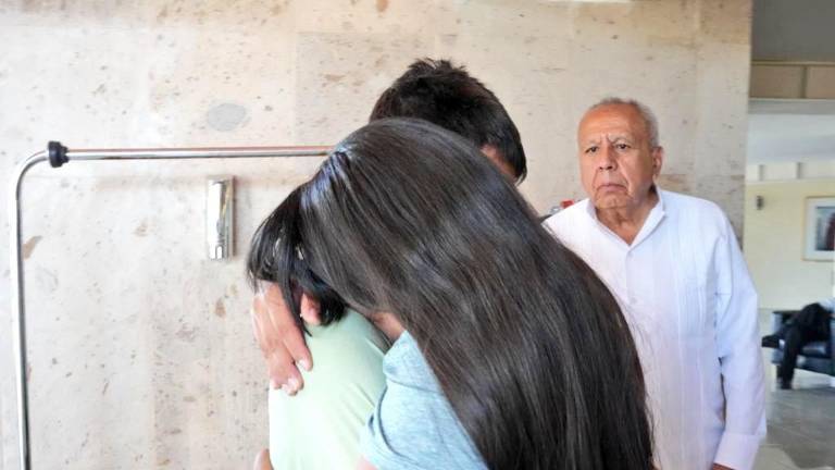 El comisionado del INM, Francisco Garduño Yáñez, en una de sus visitas a los heridos por el incendio en la estación migratoria en Ciudad Juárez.