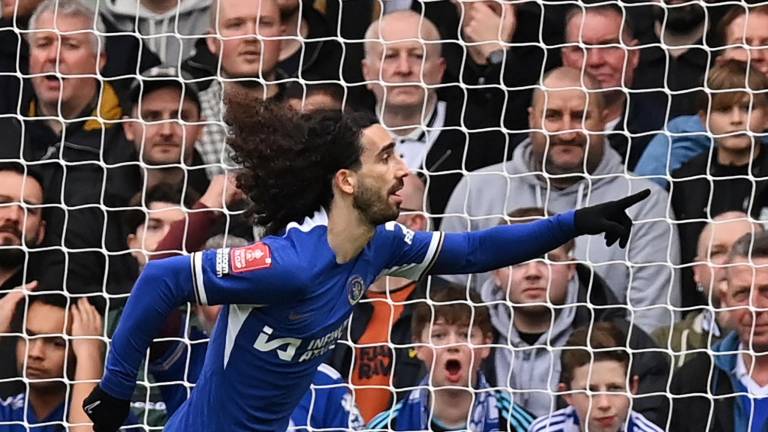 Marc Cucurella celebra el gol que anotó para que el Chelsea se encaminara a las semifinales de la FC Cup.