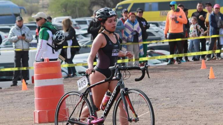 Nubia Estrella López Fonseca, de Ahome, se ganó su boleto para la fase nacional en los Juegos Conade 2023, dentro del triatlón.