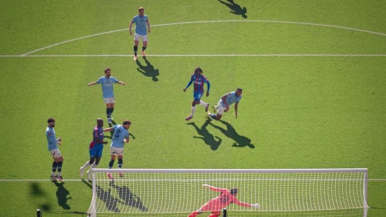 Eberechi Eze marca el gol del Crystal Palace.