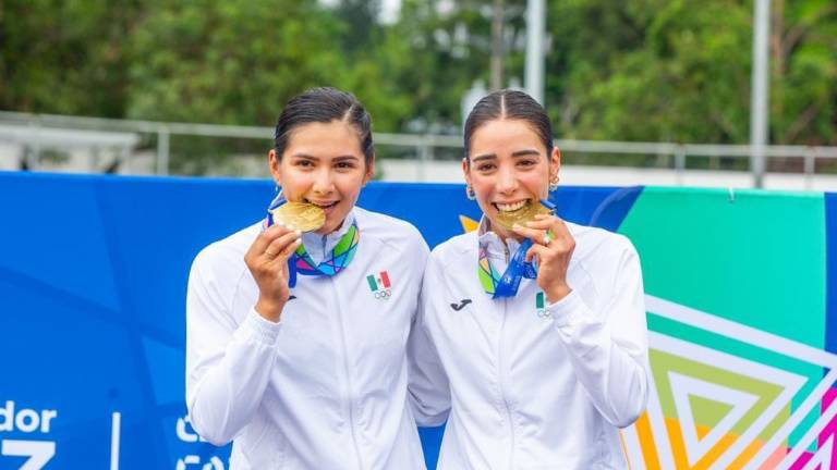 Yareli Salazar y María Antonieta Gaxiola presumen su medalla de oro.