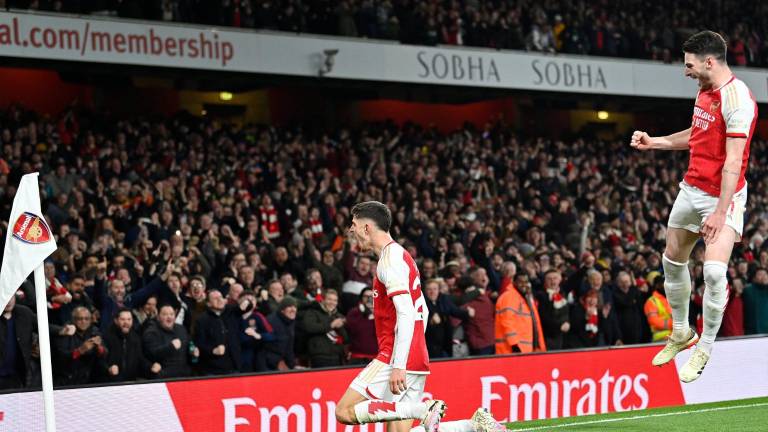 Arsenal gana por 2-1 en la fecha 28.