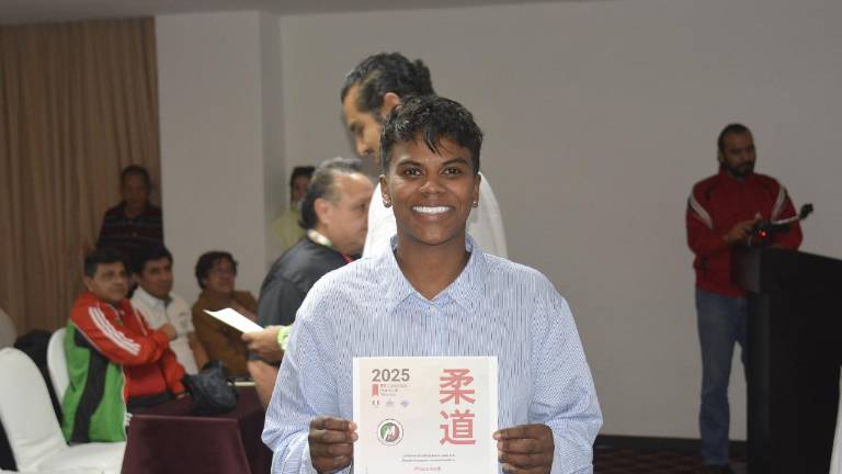 La medallista de plata en París 2024, Prisca Awiti, recibe su reconocimiento.