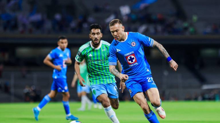 Rodolfo Rotondi conduce el esférico, en el juego donde Cruz Azul logró avanzar a los cuartos de final.