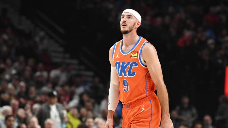 Alex Caruso permanecerá con el Oklahoma City Thunder.