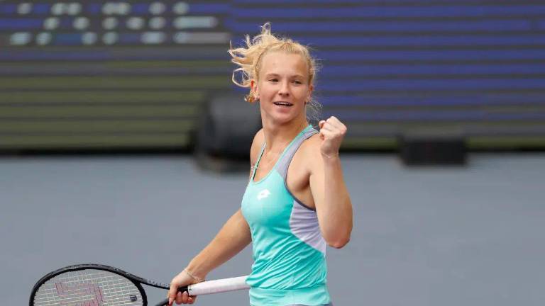 Katerina Siniakova celebra su triunfo ante la brasileña Beatriz Haddad Maia.