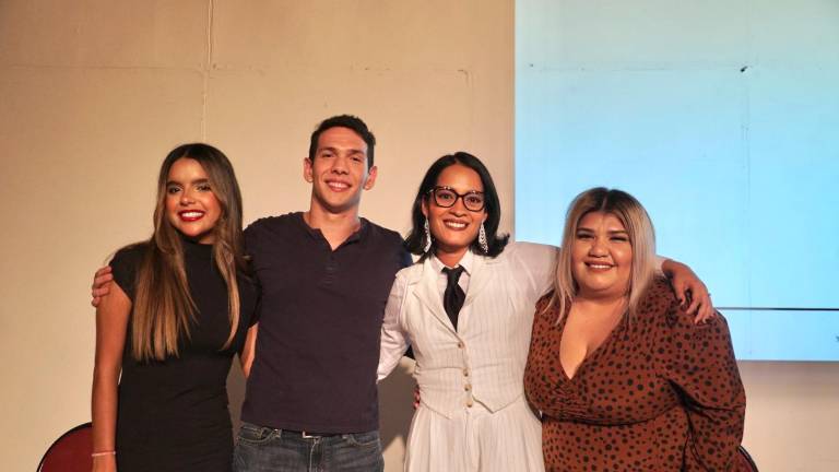 Abi Urbina presentó el podcast acompañada de los actores Electra V, Enrique A y Yeimi Bertely.