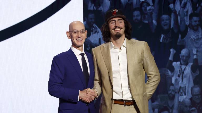 Jaime Jaquez, con Adam Silver tras ser elegido con el pick 18 por el Miami Heat en el draft 2023 de la NBA.