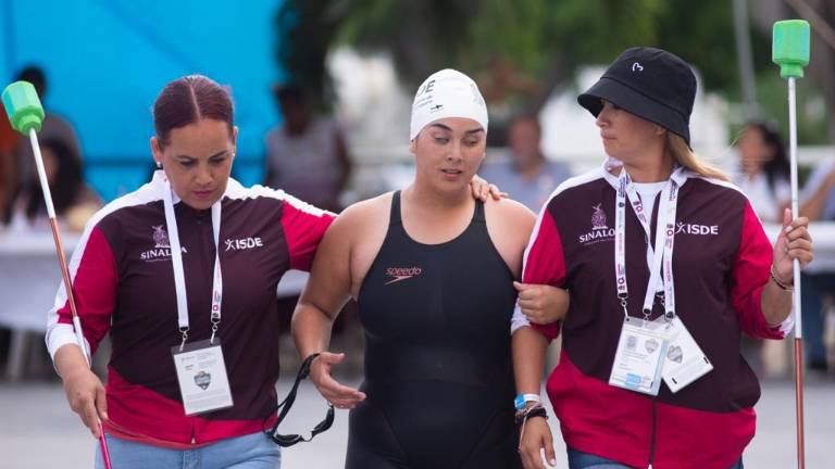 Claudia Aguirre Bustamante (centro) dice que se preparará mejor para el siguiente año.