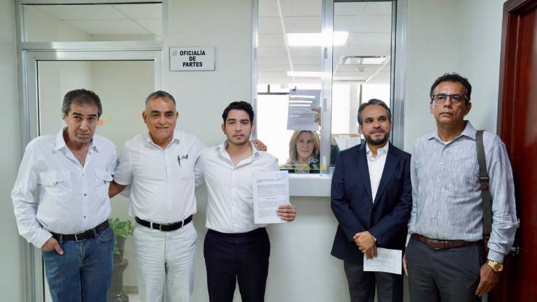 Integrantes de la organización Civitas Universidad presenta una propuesta de reforma a la Ley Orgánica de la UAS.