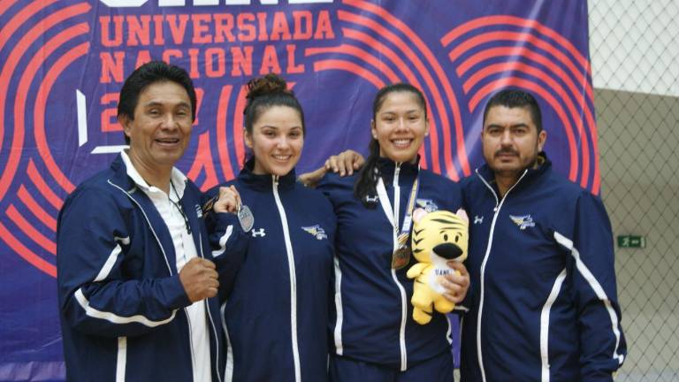 Briseida Acosta (segunda de derecha a izquierda) tiene un amplio vínculo con la UAS.