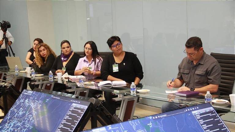 Integrantes de colectivas feministas se reúnen con el Secretario de Seguridad Pública de Sinaloa, Gerardo Mérida Sánchez.