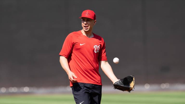 Joey Meneses ya tomó práctica con los Nacionales de Washington.