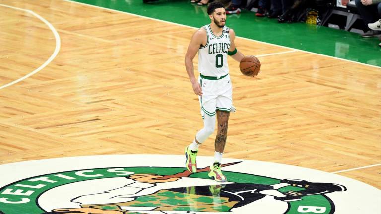 Jayson Tatum lideró a los Celtics en el ataque con 31 unidades.