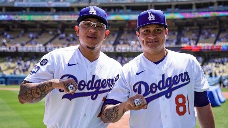 El sinaloense Julio Urías y el nayarita Víctor González, presumen sus anillos de campeones de la Serie Mundial.