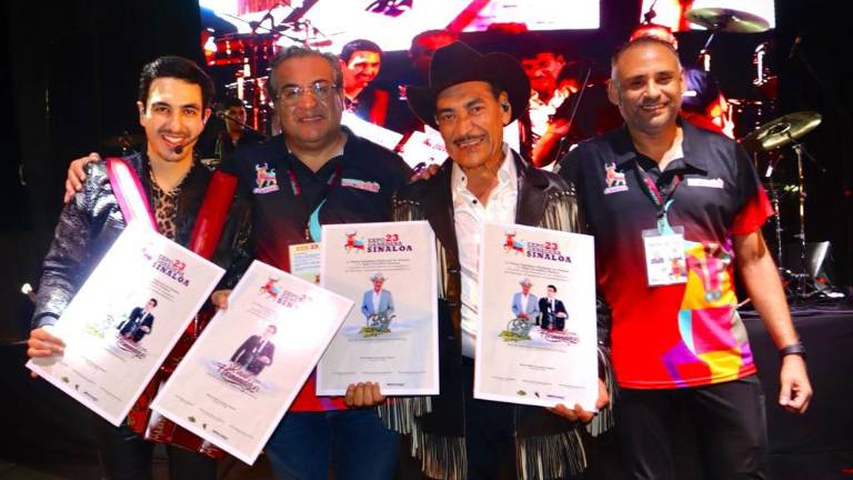 Raúl Hernández “El Tigre Solitario recibe un reconocimiento especial en el Teatro del Pueblo.