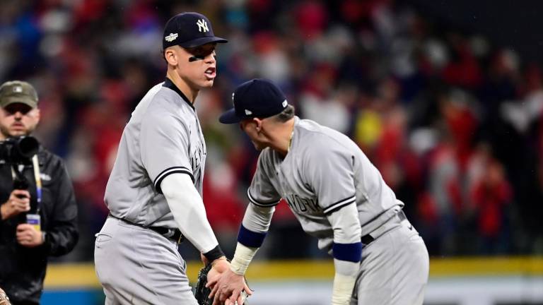 Aaron Judge y Josh Donaldson celebran el triunfo de los Yanquis en Cleveland, con lo que la Serie Divisional se definirá hasta este lunes.