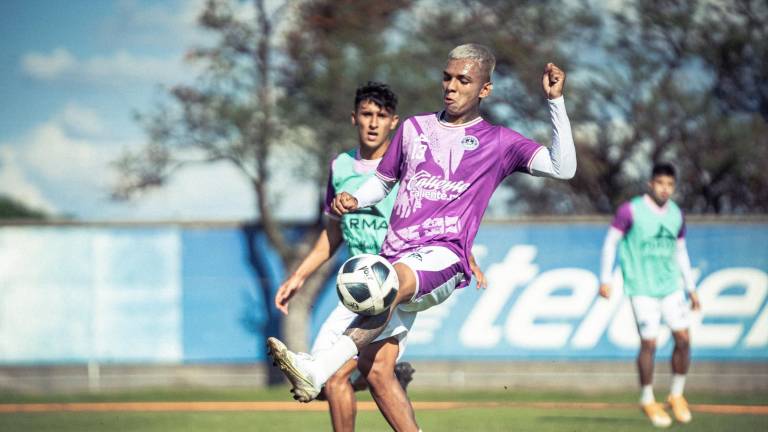 Jugadores del Mazatlán entrenando para su enfrentamiento ante el Toluca.