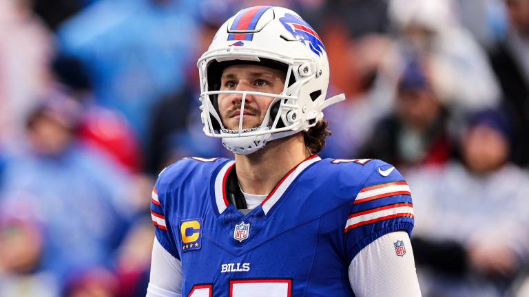 Josh Allen se vería obligado a usa una visera para proteger su nariz, tras sufrir una hemorragia el pasado domingo.