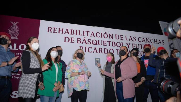 Los directivos encienden el alumbrado de ambas canchas.