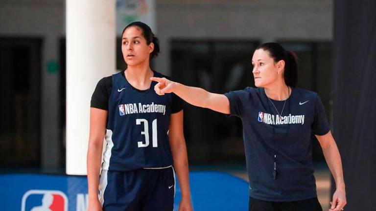 Mariana Valenzuela (izquierda) se prepara para su ingreso a la NCAA.