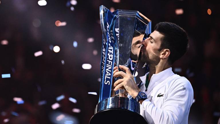Novak Djokovic sostiene el trofeo Brad Drewett por sexta ocasión en su carrera.