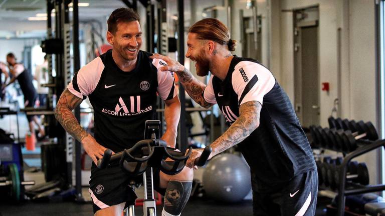Lionel Messi dialoga con el defensa español Sergio Ramos.