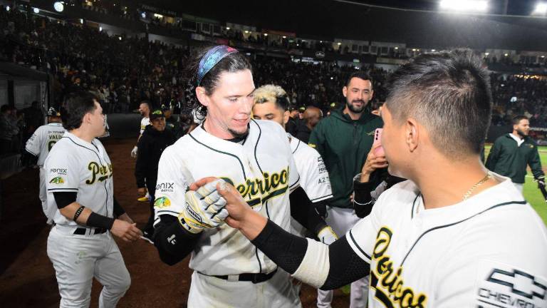 Peter O’Brien es felicitado tras su jonrón de oro.