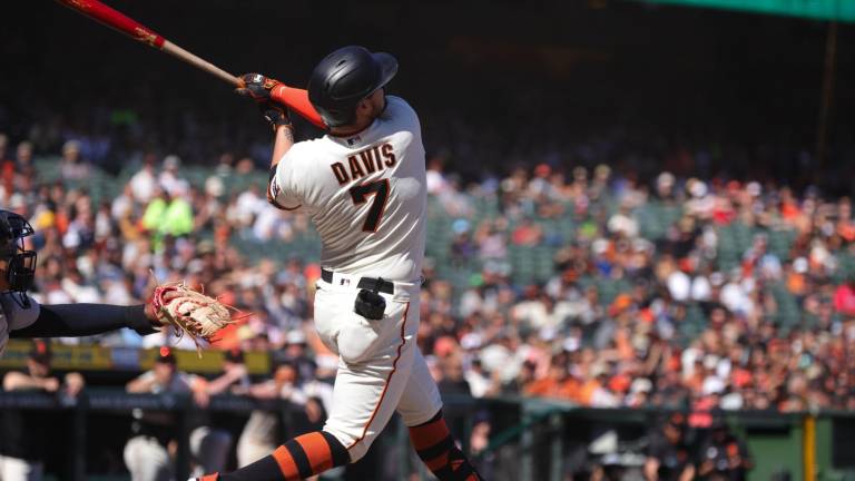 J.D. Davis tendrá una nueva oportunidad en Grandes Ligas tras ser firmado por los Atléticos.