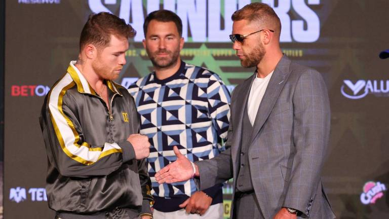 Saúl “Canelo” Álvarez y Billy Joe Saunders se saludan en la conferencia de prensa.