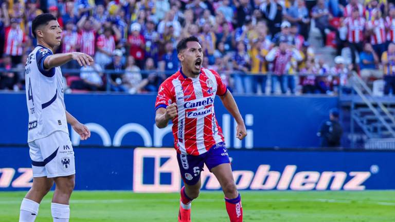 Ricardo Chávez celebra el gol con el que Atlético de San Luis se impuso a Rayados.