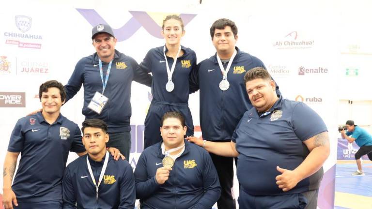 Los luchadores uaseños lucen sus medallas.