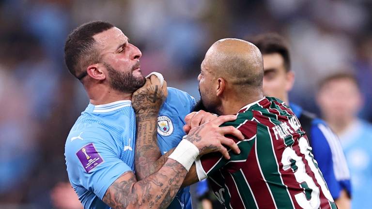 Kyle Walker y Felipe Melo no se aguantaron las ganas de soltarse golpes.