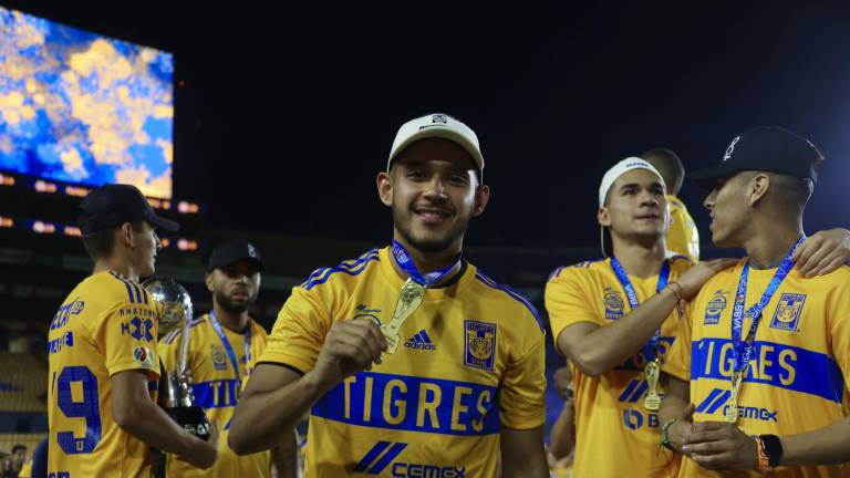 Tigres festejó de madrugada con su afición en ‘El Volcán’.