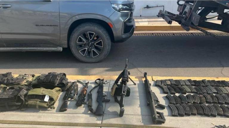 Camionetas blindadas, armamento y equipo táctico fue asegurado durante el operativo en la colonia Alamedas, en Culiacán.