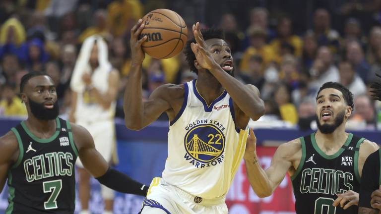 Andrew Wiggins emergió como figura para Golden State ante la ausencia de puntos de Stephen Curry.